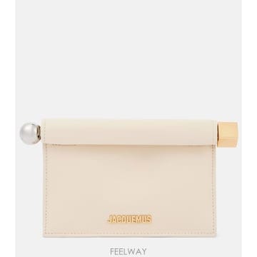 Jacquemus ������� ��ũ���� La Petite Pochette Rond Carre ���� Ŭ��ġ������� ��ũ���� La Petite Pochette Rond Carre ���� 