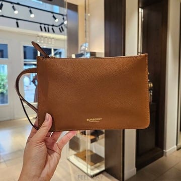 버버리 더블 페이스드 레더 손목 스트랩 파우치 토니 브라운 81214431