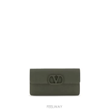 Valentino �ؿ� ���¸���� AW26 �߷�Ƽ�� ����ٴ� ���� V�ΰ� �ñ״�ó �׷��� �۾��� ���� ü�� ���� 9W2P0BB�ؿ� ���¸���� AW26 �߷�Ƽ�� ����ٴ� ���� V�ΰ� �ñ�