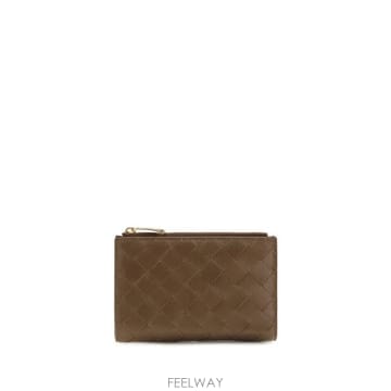 Bottega Veneta �ؿ� ���¸���� SS26 ���װ� ����Ÿ ���� �̵�� �������� ��Ʈ��ġ���� ���� 749940VCPP6_2836�ؿ� ���¸���� SS26 ���װ� ����Ÿ ���� �̵�� ������