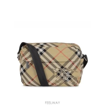 Burberry 26FW Burberry Burberry Ŭ���� ũ�ν��ٵ� �� 8118833A2021 TP57951089526FW Burberry Burberry Ŭ���� ũ�ν��ٵ� �� 8118833A20