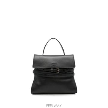 | Other Brand | 26FW Moschino Couture ���� Ŭ��ġ MC4163PP1POA0000 TP57953399926FW Moschino Couture ���� Ŭ��ġ MC4163PP1POA0000 TP5