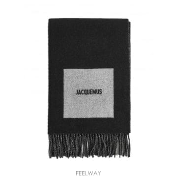 26SS 자크뮈스 블랙 울 스카프 with 화이트 자크뮈스 로고, fringed edges  ACU00579
