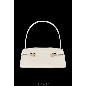 Ferragamo 26FW ����䷹ ��󰡸� ���� �� Hug 21A712HUGSHEW798502MASCARPONE TP581126FW ����䷹ ��󰡸� ���� �� Hug 21A712HUGSHEW798502