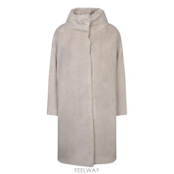 에르노 Faux fur 코트 with a high collar, 롱 sleeves, 앤 a concealed