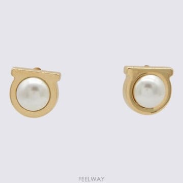Ferragamo 26FW ����䷹ ��󰡸� Silver tone metal earrings with central pearl26FW ����䷹ ��󰡸� Silver tone metal earrings with