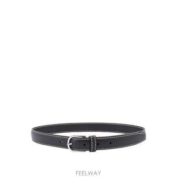 Toteme 슬림 hammered 레더 벨트 in 블랙 233812613200 TP577750127