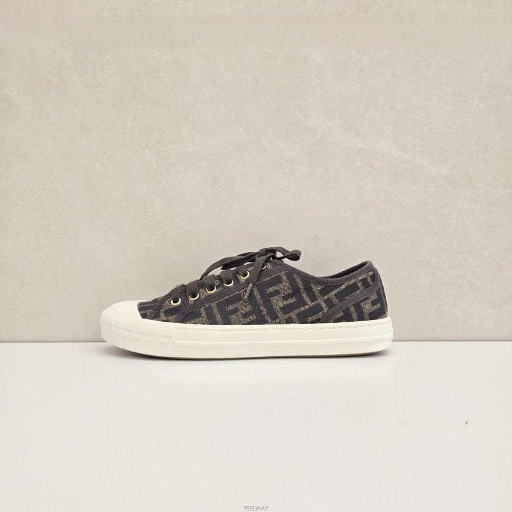 FENDI ��� FF�ΰ� ���̳� ����Ŀ�� 40��� FF�ΰ� ���̳� ����Ŀ�� 40