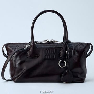 26 FW 미우미우 로고 엠보스 탑핸들 레더 숄더백 5BA338 2A44 F0003
