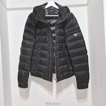 프라다 삼각로고 구스다운 후드 패딩 점퍼 (SGH072) L244204