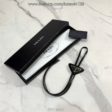 프라다 브러시드 삼각로고 레더 볼로 타이 블랙 2IC027