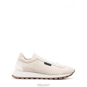 26SS 브루넬로 쿠치넬리 샤이니 탭 디테일 스웨이드 러닝 스니커즈 MZSFG2110 C8905 IVORY