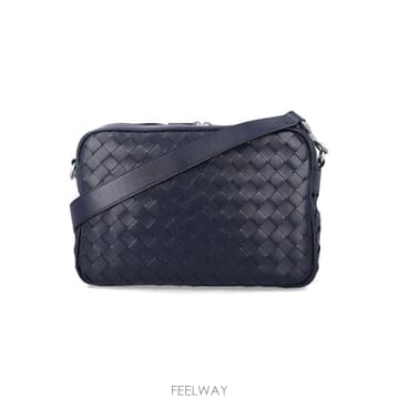 Bottega Veneta 26SS ���װ�����Ÿ �̵�� ��Ʈ��ġ���� ī�޶�� 755925V2HL1 4330 MID BLUE26SS ���װ�����Ÿ �̵�� ��Ʈ��ġ���� ī�޶�� 755925V