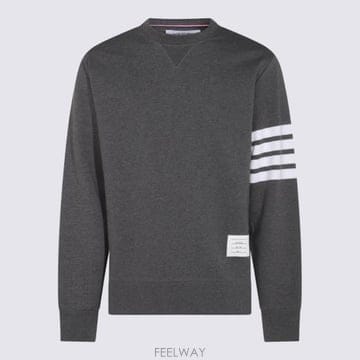 Thom Browne 26FW ����� �ΰ� ��ġ �����Ͼ�� 4�� ����Ʈ���� MJT021H 00535025 Dark grey26FW ����� �ΰ� ��ġ �����Ͼ�� 4�� ����Ʈ���� MJT0