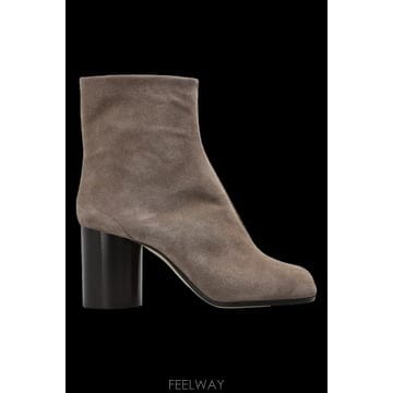 26FW 메종마르지엘라 Suede heeled 앵클 부츠 with Tabi 컷 아웃 S58WU0260P785