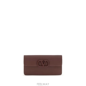 Valentino �ؿ� ���¸���� AW26 �߷�Ƽ�� ����ٴ� ���� V�ΰ� �ñ״�ó �׷��̴� �۾��� ���� ü�� ���� 9W2P0B�ؿ� ���¸���� AW26 �߷�Ƽ�� ����ٴ� ���� V�ΰ� �ñ�