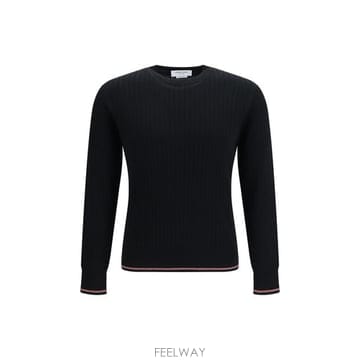 Thom Browne �ؿ� ���¸���� AW26 �� ���� ���� 4 �� �������� �ִ� ũ��� ��ư ��Ʈ ������ MKA585AY105�ؿ� ���¸���� AW26 �� ���� ���� 4 �� �������� �ִ�