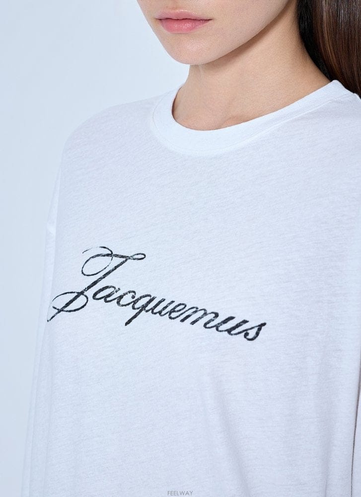 Jacquemus 26 F/W ��ũ���� �� ������ Ƽ���� 26HTSU00351AJ002 B011230609626 F/W ��ũ���� �� ������ Ƽ���� 26HTSU00351AJ002 B011