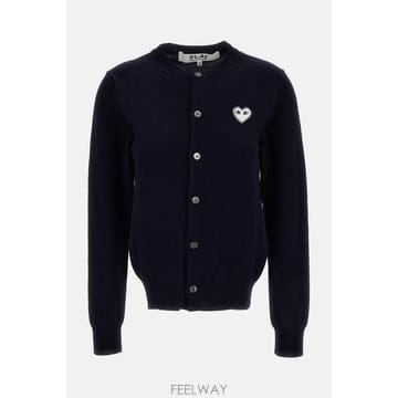26 F/W 꼼데가르송 플레이 라운드넥 화이트 엠블럼 가디건 AXN0 B0032250044
