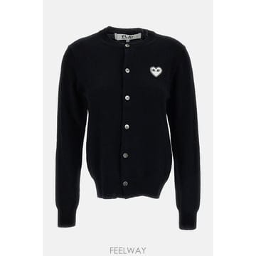26 F/W 꼼데가르송 플레이 라운드넥 화이트 엠블럼 가디건 AXN0 B0032250045