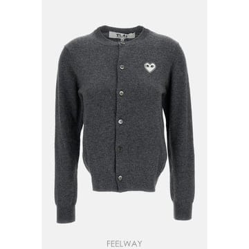 26 F/W 꼼데가르송 플레이 라운드넥 화이트 엠블럼 가디건 AXN0 B0032250046