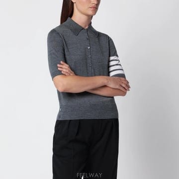 26 F/W 톰 브라운 미디엄 그레이 4바 폴로 셔츠 인 버진 울 F B0052306719