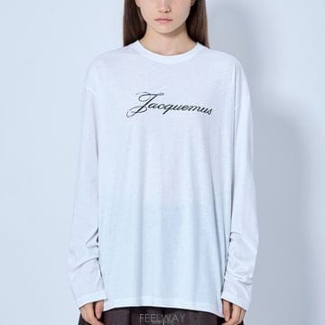 Jacquemus 26 FW ��ũ���� �ΰ� ������ �ս����� Ƽ���� 26HTSU00351AJ00289 10026 FW ��ũ���� �ΰ� ������ �ս����� Ƽ���� 26HTSU00351