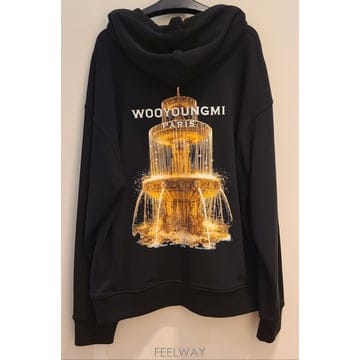 우영미26FW W263TS35742B 블랙 분수 그래픽 후드 티셔츠