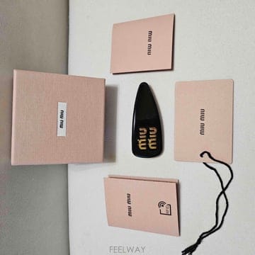 [정품] 미우미우 MIU MIU 페이턴트 가죽 헤어클립/헤어핀 블랙 골드 풀구성