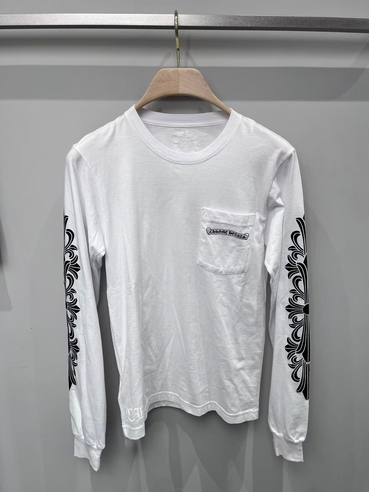 Chrome Hearts 26FW ũ������ �ΰ� ������ �ս����� Ƽ����26FW ũ������ �ΰ� ������ �ս����� Ƽ����