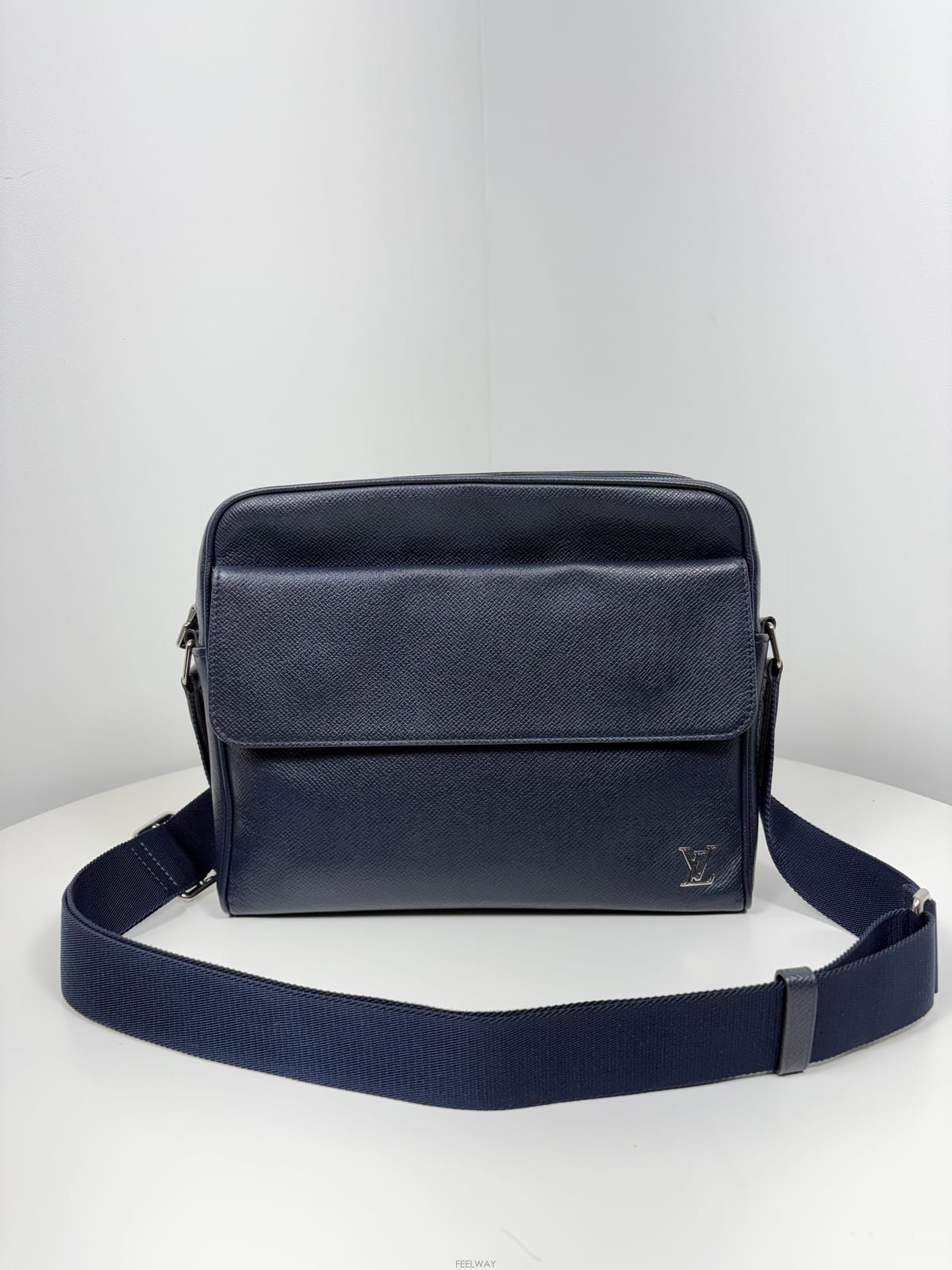 Louis Vuitton ���̺��� M30261 Ÿ�̰� �˷��� ũ�ν��� �޽�������̺��� M30261 Ÿ�̰� �˷��� ũ�ν��� �޽�����