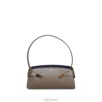 Ferragamo 26FW ����䷹ ��󰡸� Smooth ����  ����Ʈ design  Closure with metal det26FW ����䷹ ��󰡸� Smooth ����  ����Ʈ design  Clo