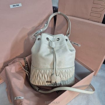 Miu Miu �̿�̿� ���׶�� ��Ŷ�� ��Ʈ�ؼ���� �����̹�̿�̿� ���׶�� ��Ŷ�� ��Ʈ�ؼ���� �����̹�