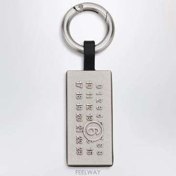 Maison Margiela �������������� ���� Numeric charm in brass �� ���� SA5UA0005P9061T8013 T�������������� ���� Numeric charm in brass �� ���� SA5