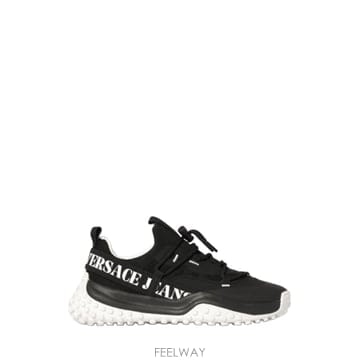 26SS 베르사체   남성 진스 꾸뛰르 로고 프린트 로우탑 스니커즈 80YA3SN2ZSE10 899 Blac