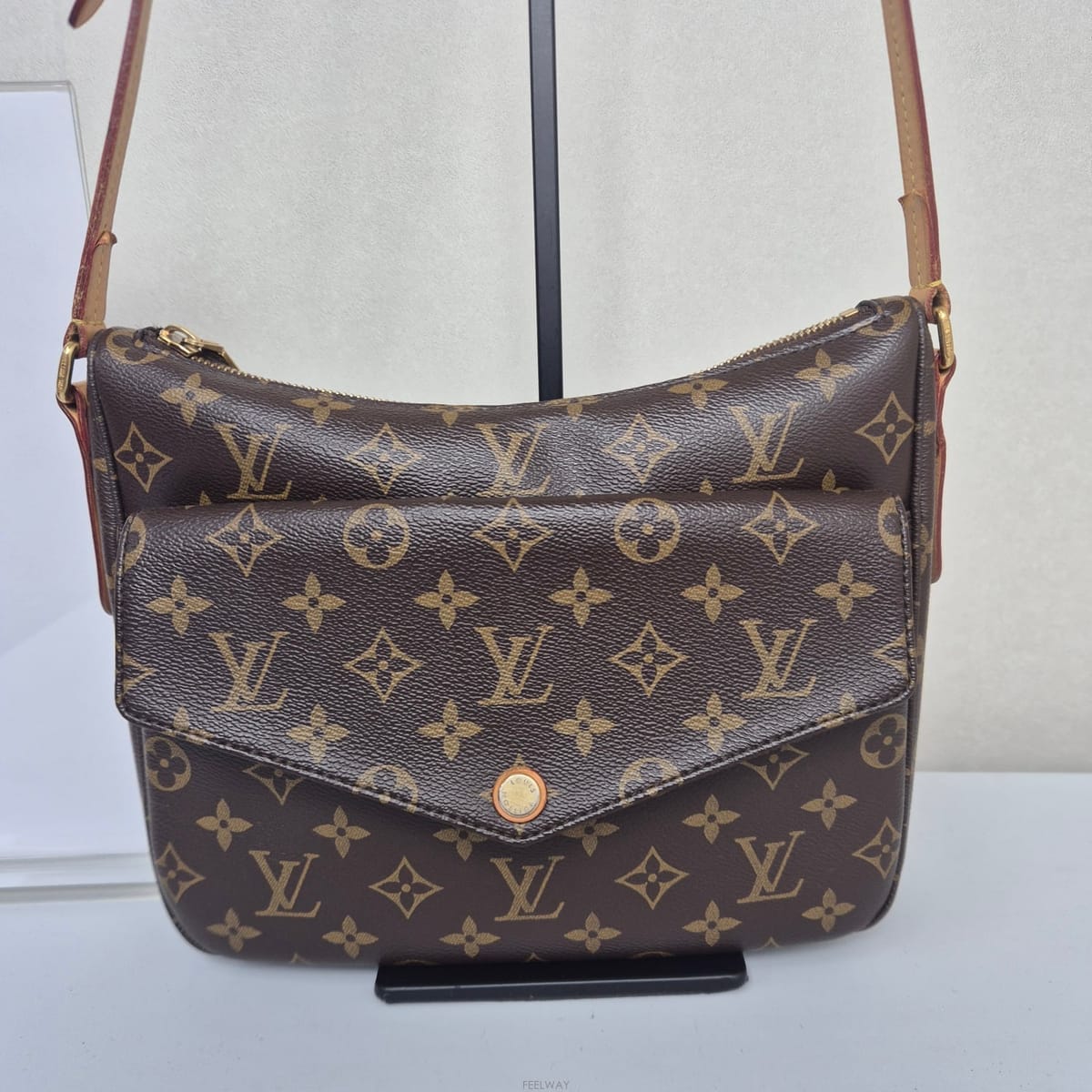 Louis Vuitton ���̺��� M41679 ����� ũ�ν�����̺��� M41679 ����� ũ�ν���