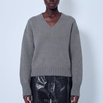 26 FW 로에 ROHE 컴팩트 리브 브이넥 스웨터 그레이 421 23 300 246