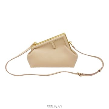 펜디 Fendi 8BP129 베이지 나파 금장 F로고 퍼스트 스몰 클러치 숄더백