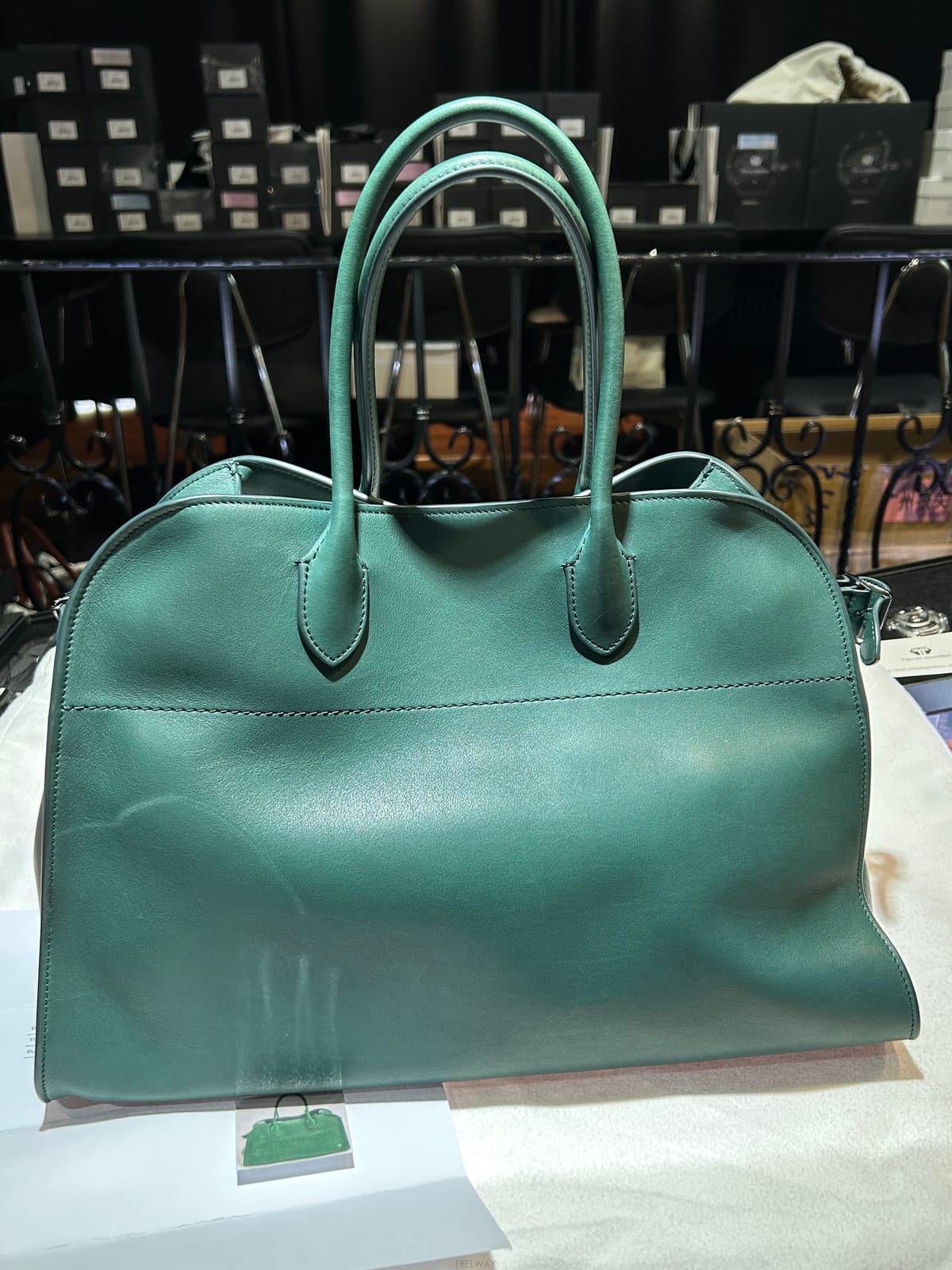 THE Row ���� *ALA* �� �ο� Soft Margaux 17 Bag in Leather ����Ʈ ���� 17 ���� ����� *ALA* �� �ο� Soft Margaux 17 Bag in Leather ����