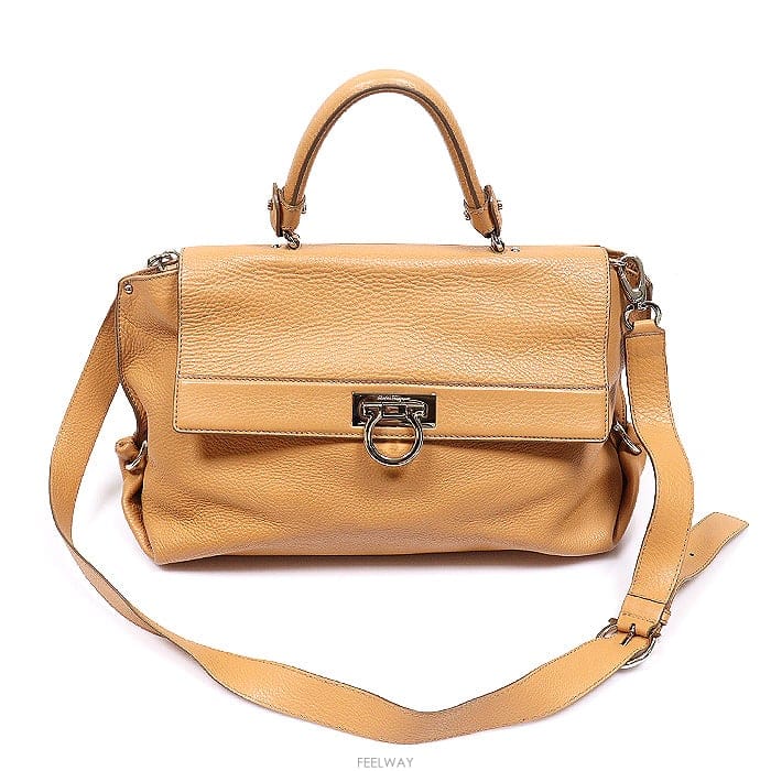 Ferragamo Ferragamo(��󰡸�) 21 A871 ���� ī����Ų ��ġ�� ���Ǿ� ���� 2WAYFerragamo(��󰡸�) 21 A871 ���� ī����Ų ��ġ�� ��