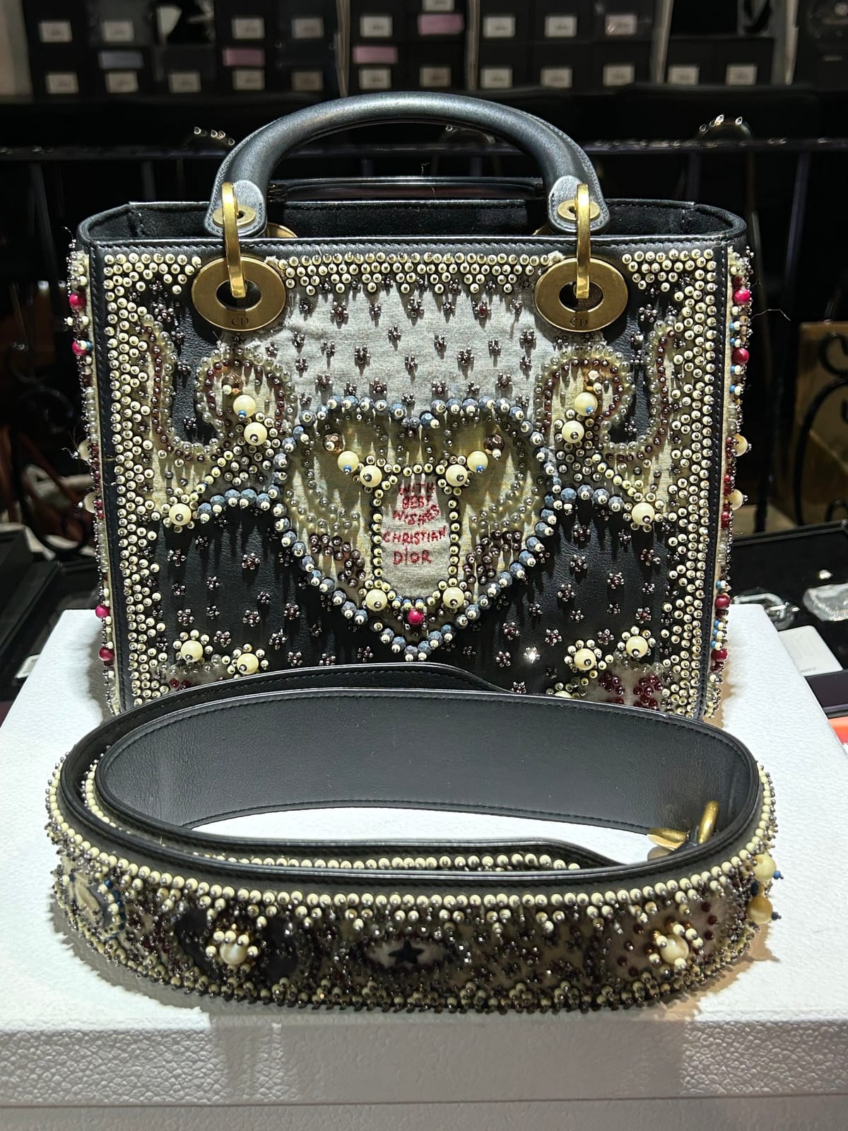 DIOR ���� *ALA* ũ������ ��� ���̵� ��� �̵�� ��Ű �ɺ� ���� �ڼ� �����Ǵ��� *ALA* ũ������ ��� ���̵� ��� �̵�� ��Ű �ɺ� 