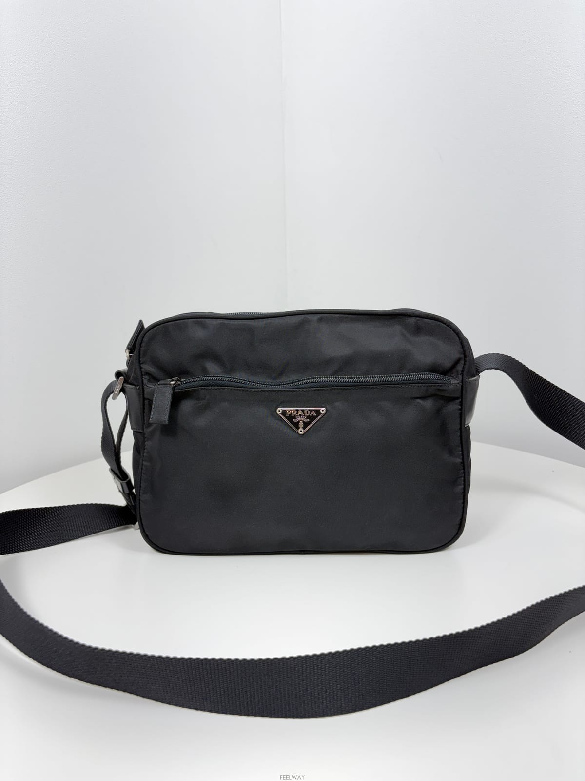 PRADA ����� ���Ϸ� ī�޶�� ũ�ν�������� ���Ϸ� ī�޶�� ũ�ν���
