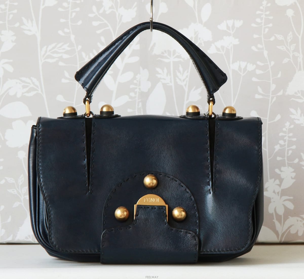 FENDI ��� FENDI ��Ƽ�� B�� ���� ���̺� ���� ��� �ϵ���� ��Ʈ����� FENDI ��Ƽ�� B�� ���� ���̺� ���� ��� �ϵ���� 