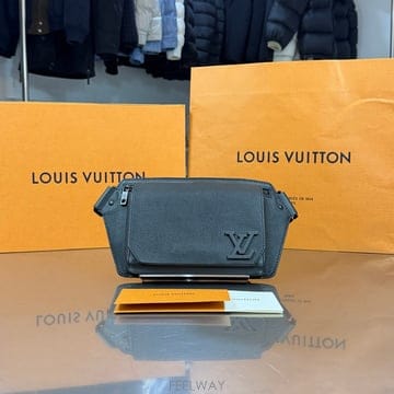 루이비통 LV 로고 에어로그램 슬링백