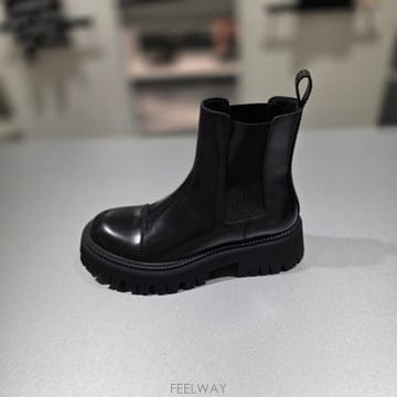 발렌시아가 트랙터 로고 부츠 블랙