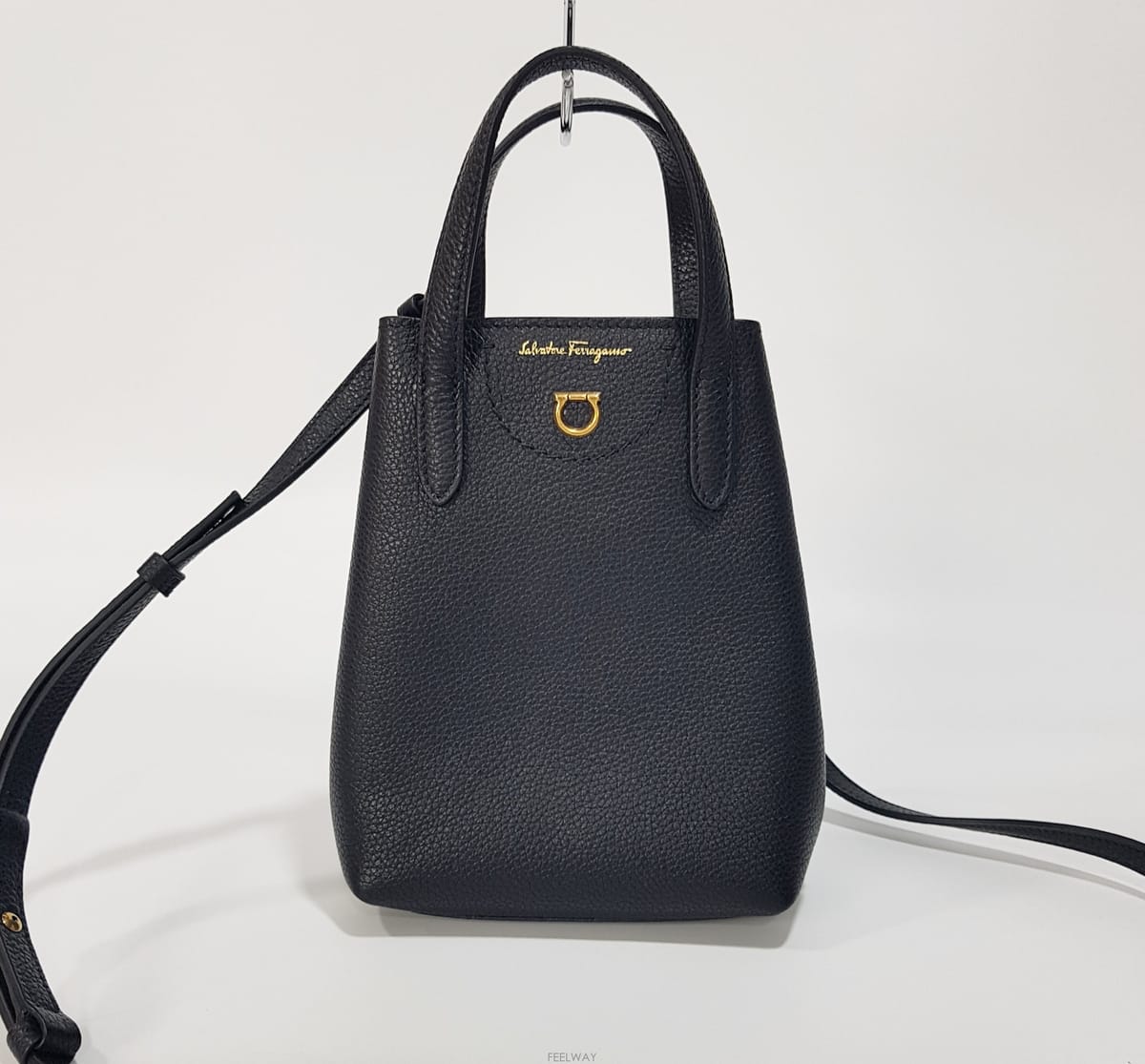 Ferragamo ��󰡸� ��ġ�� �̴� ũ�ν�����󰡸� ��ġ�� �̴� ũ�ν���