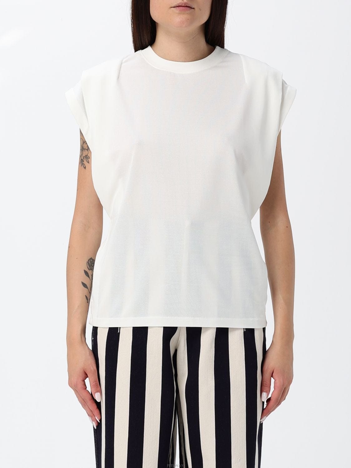 Jacquemus [A6] ��ũ���� 26ETSW00591AJ00254 ���� Ƽ���� 26ETSW00591AJ00254-100[A6] ��ũ���� 26ETSW00591AJ00254 ���� Ƽ���� 26ETSW005
