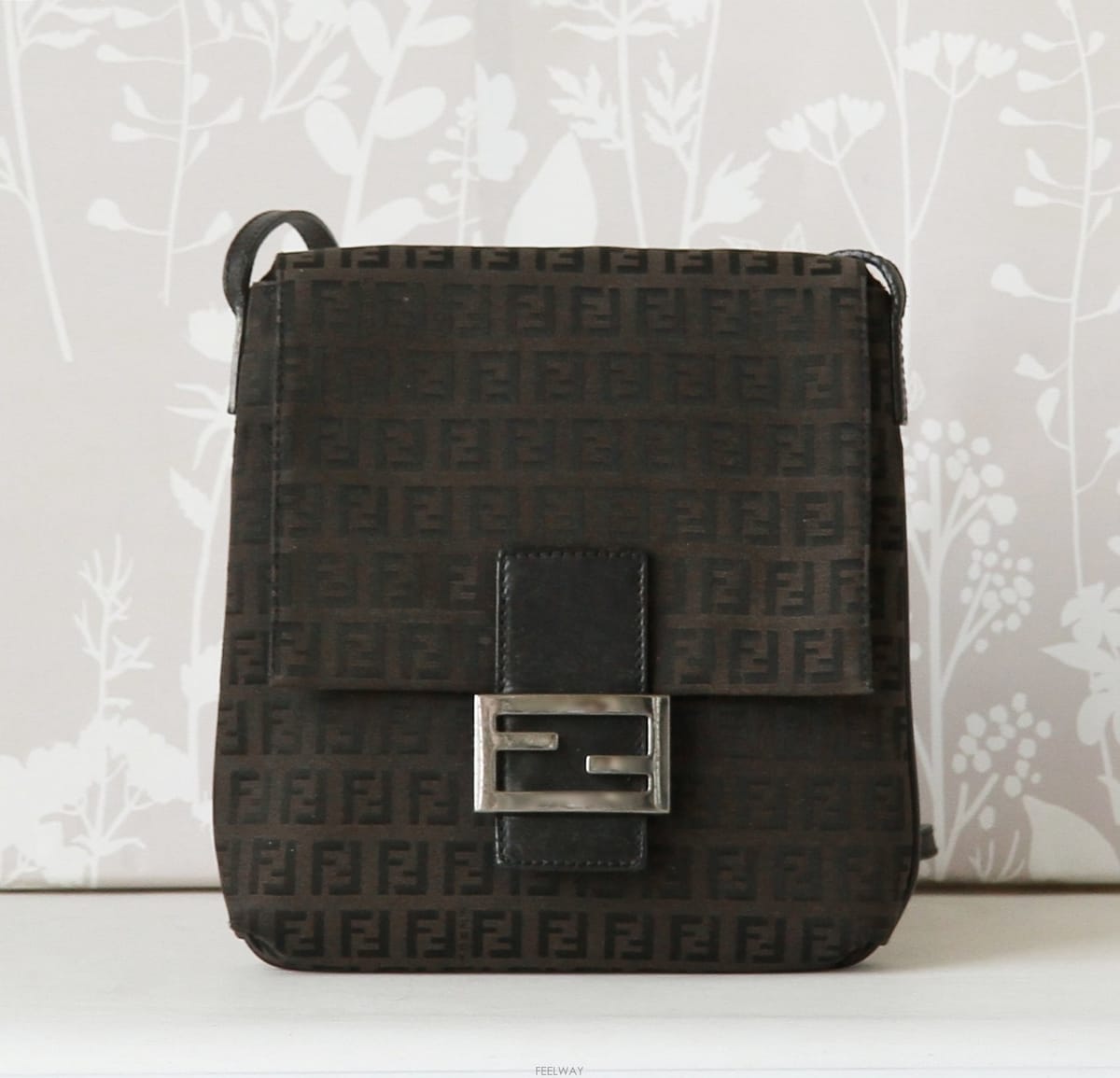 FENDI ��� FENDI ��Ƽ�� ��ī FF ĵ���� ���� ũ�ν��� �������� FENDI ��Ƽ�� ��ī FF ĵ���� ���� ũ�ν��� �����