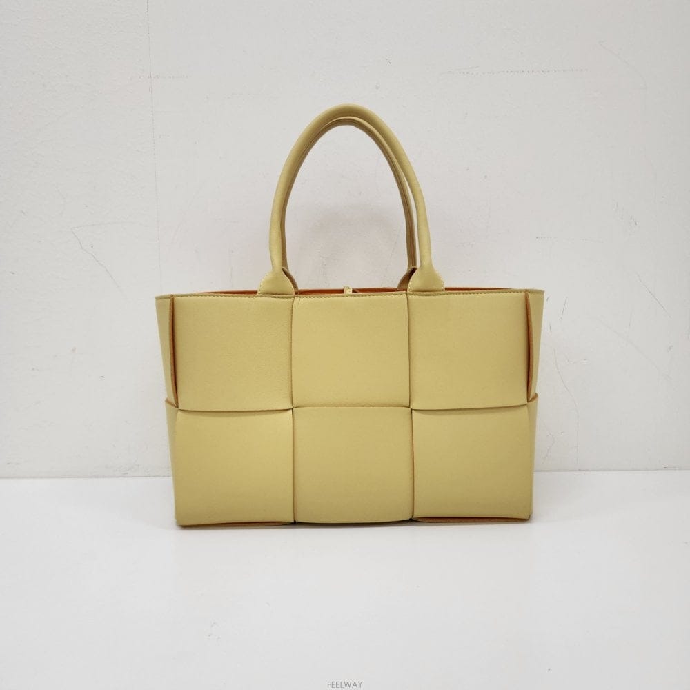 Bottega Veneta [�µ��߰���ǰ] ���װ�����Ÿ �Ƹ��� ��Ʈ�� �̵�[�µ��߰���ǰ] ���װ�����Ÿ �Ƹ��� ��Ʈ�� �̵�