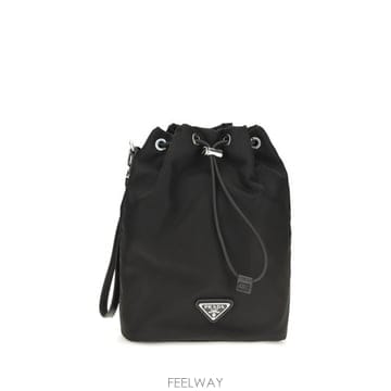 해외 이태리배송 AW26 프라다 남성 리나일론과 사피아노 가죽 버킷백 2NE0672DMH_F0002